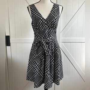Victoria’s Secret Black & White Fit and Flare Dress Size 4 Tie Waist V-Neck